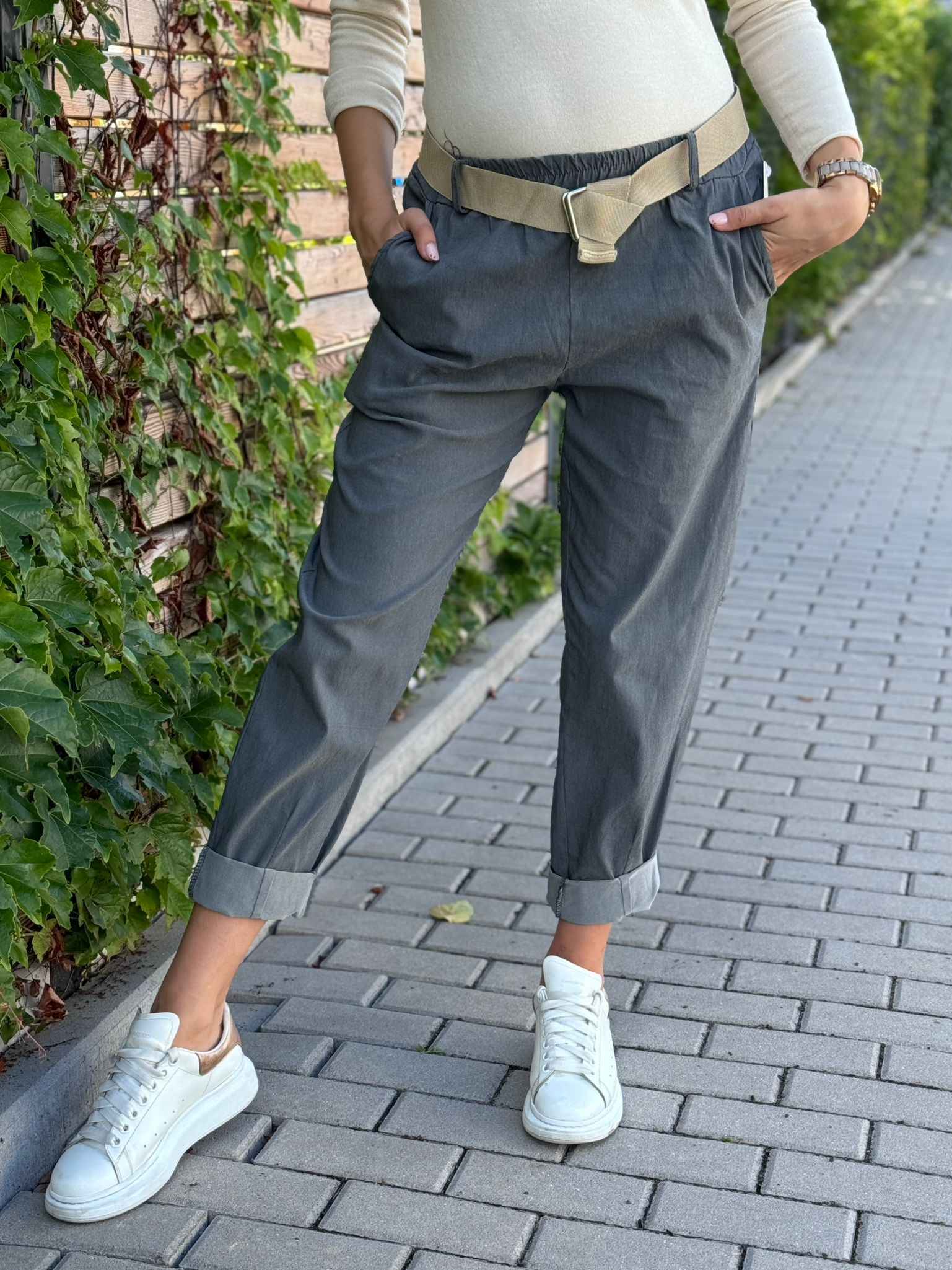 Volnočasové kalhoty s páskem šedé